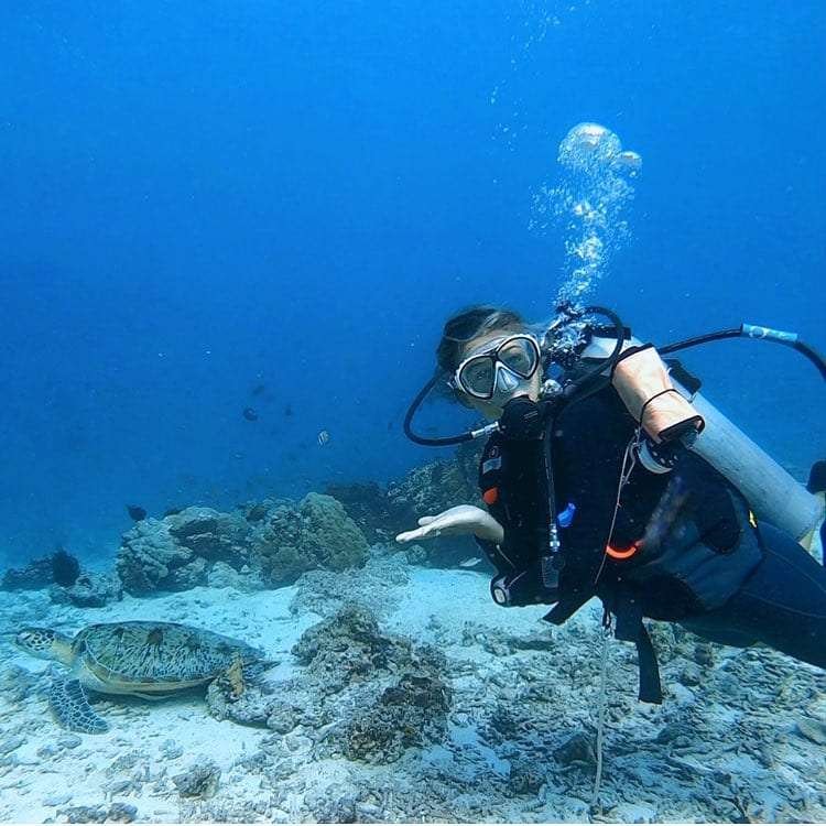 diver with perfect buoyancy