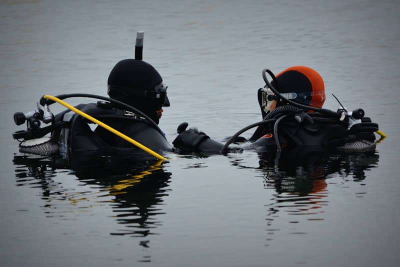 Tips to overcome the fear of diving 2 Talk to other divers