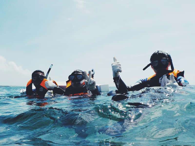 Pasos para convertirse en instructor de buceo